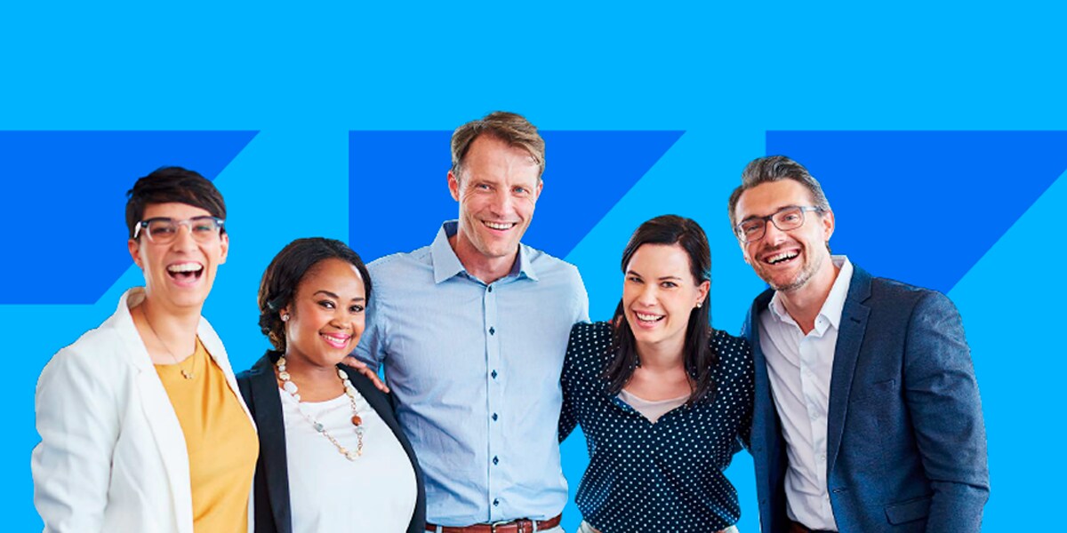 personas sonriendo en fondo azul