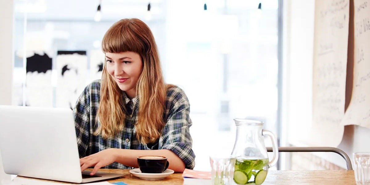 mujer con laptop