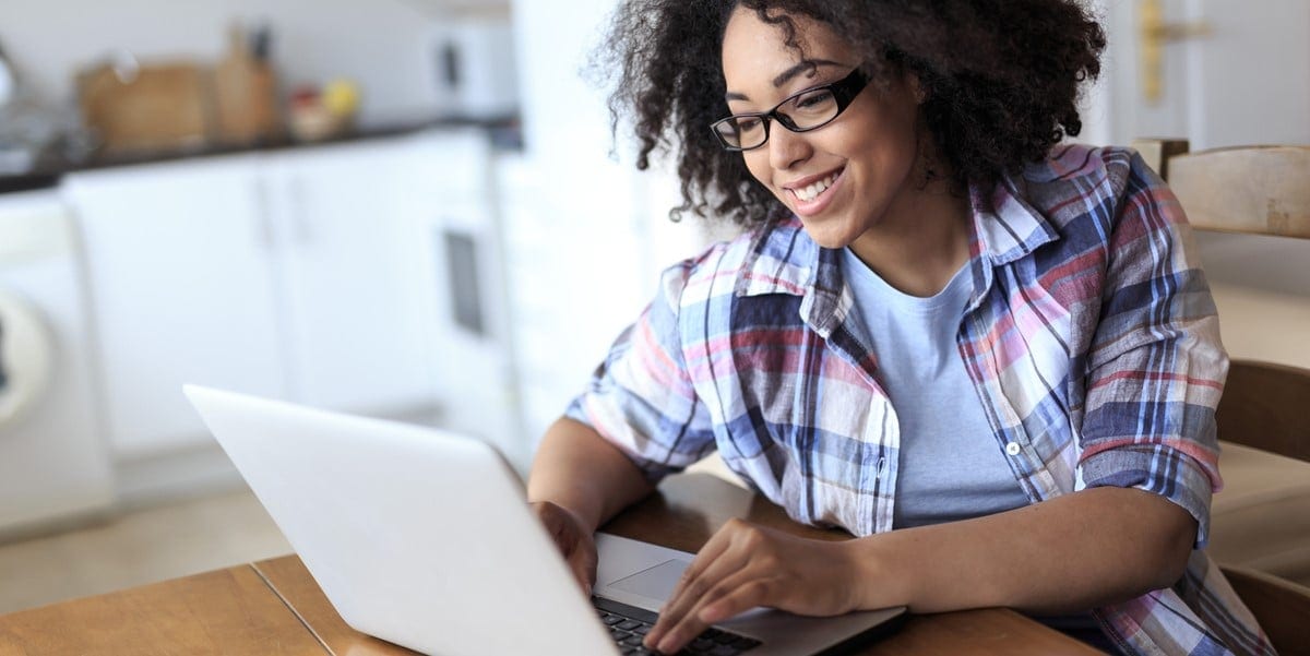 mujer trabajando en escritorio