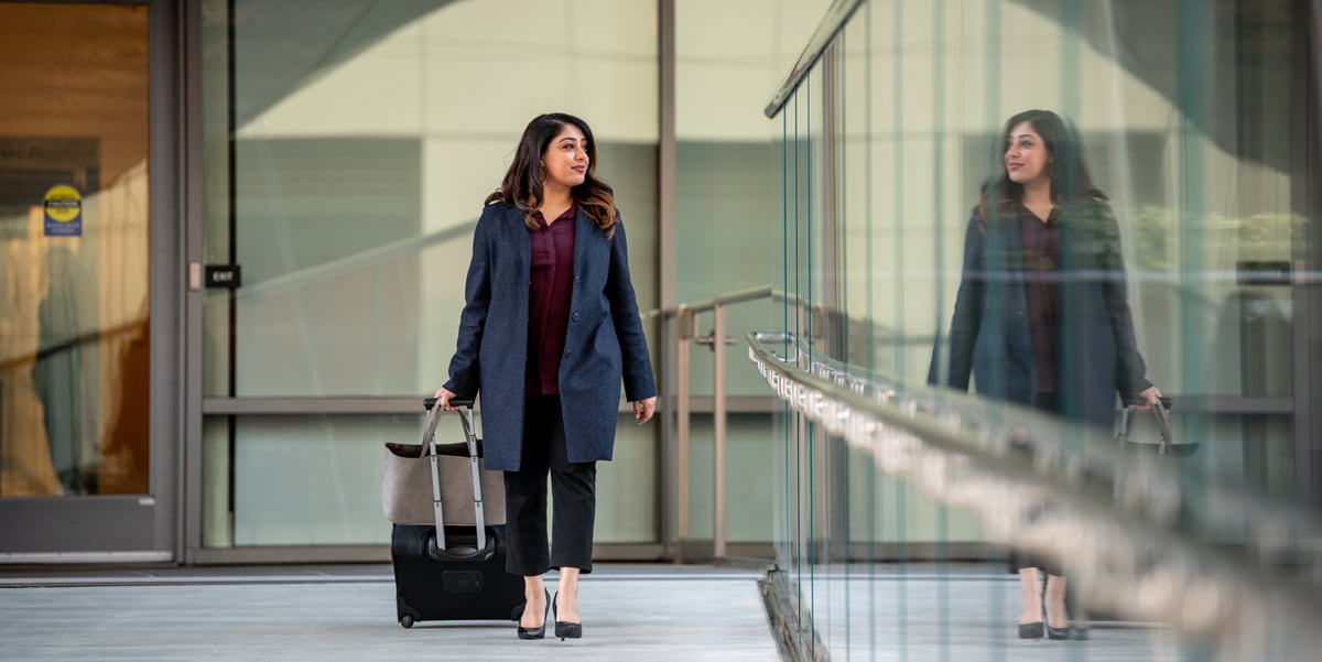 mujer en viajando, maleta