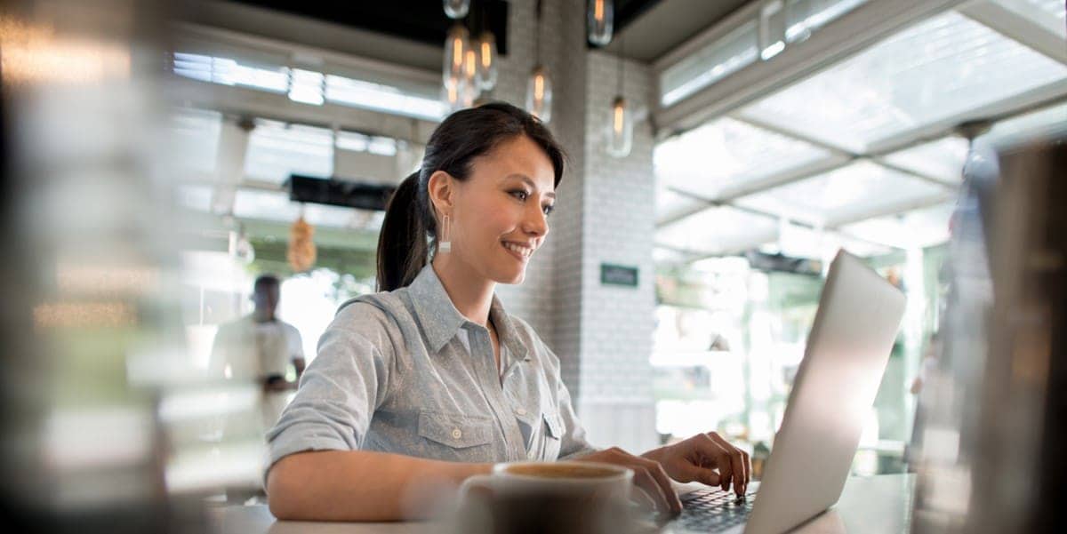 mujer trabajando en escritorio